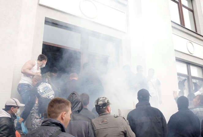 ناشطون موالون لروسيا يقتحمون مبنى الحكومة المحلية في لوغانسك امس رويترز