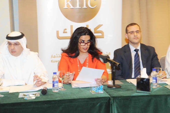 رهام الغانم اثناء ترؤسها للعمومية ويبدو الى يمينها الرئيس التنفيذي عبدالمغني العبدالمغنياسامة ابوعطية