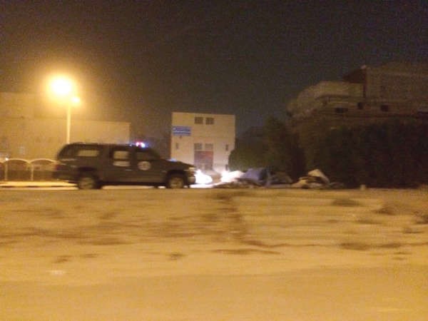 سيارة الادلة الجنائية في موقع تمثيل الجريمة﻿