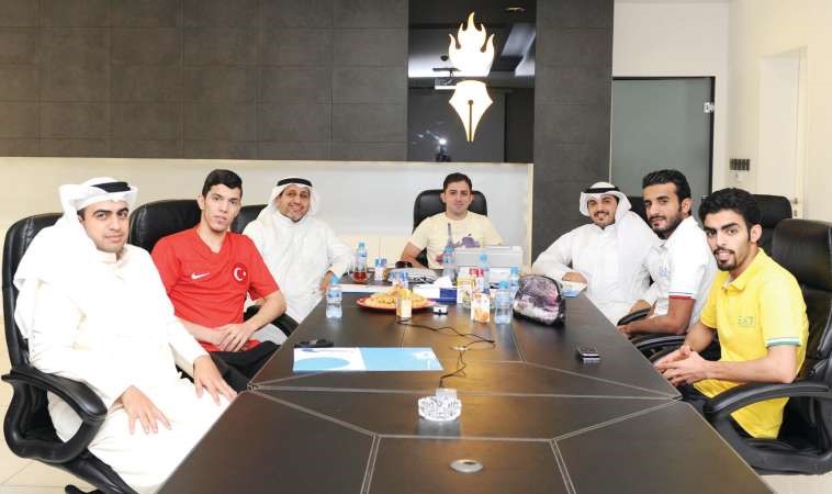 مدير التحرير الزميل محمد الحسيني والزميلان عبدالعزيز جاسم واحمد السلامي يتوسطون ضيوف الديوانية فريال حماد