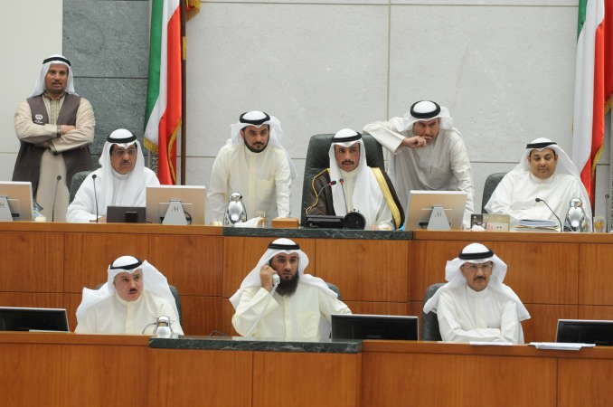 رئيس مجلس الامة مرزوق الغانم ونائبه مبارك الخرينج وامين السر يعقوب الصانع يتوسطهم دمحمد الحويلة وممحمد الهدية على المنصة وتبدو الامانة العامة هاني الشمري
