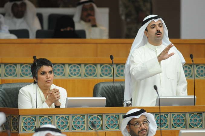 علي الراشد متحدثا وبجانبه صفاء الهاشم
