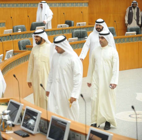 رياض العدساني ودعبدالكريم الكندري ودحسين قويعان في قاعة المجلس
