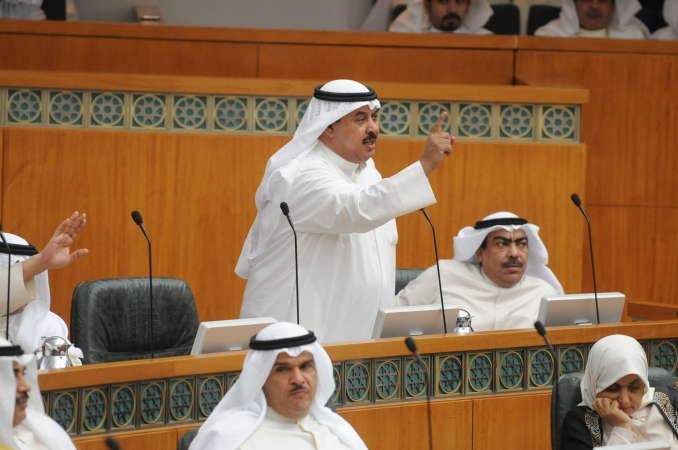 خلف دميثير متحدثا
