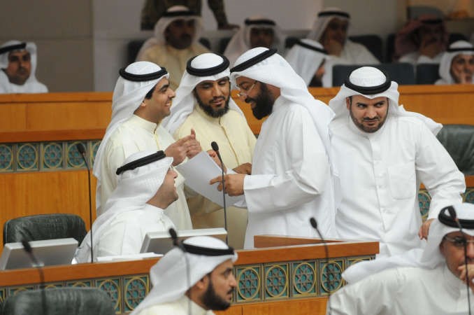 دعلي العمير بين النواب

