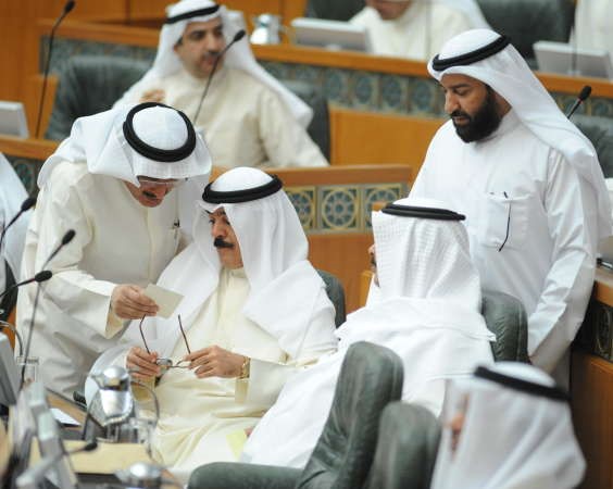 الشيخ محمد الخالد متوسطا النواب
