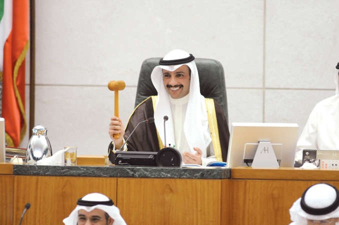 رئيس مجلس الامة مرزوق الغانم ممسكا بالمطرقة خلال الجلسة