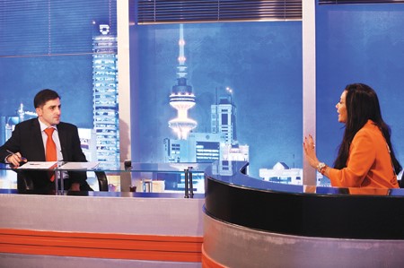 مدير التحرير الزميل محمد الحسيني متحدثا للمذيعة حنان كمال في برنامج مع التقدير