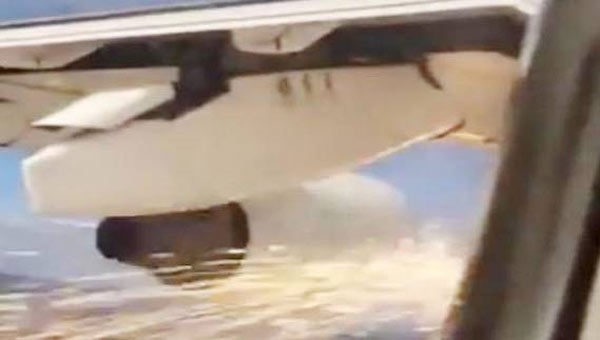 بالفيديو.. حريق في طائرة بعد إقلاعها بقليل