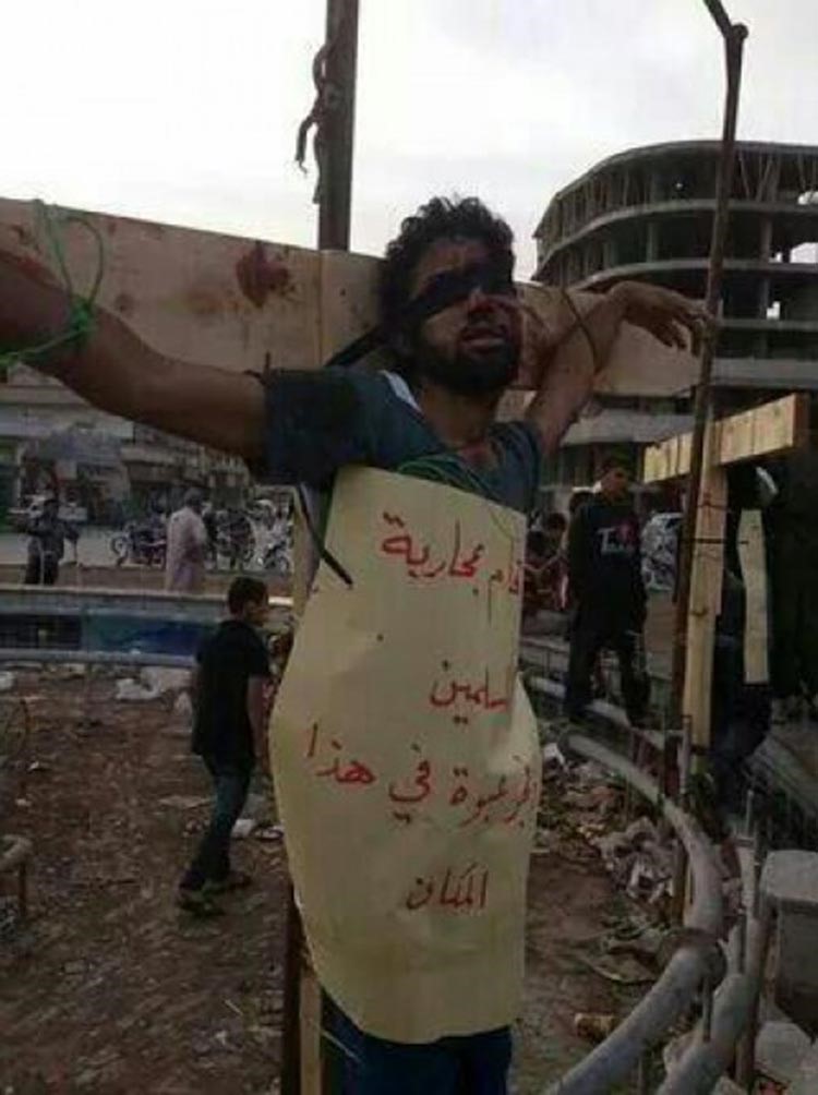 فيديو مروع.. داعش تعدم 10 أشخاص بينهم طفلان وتصلب شابين