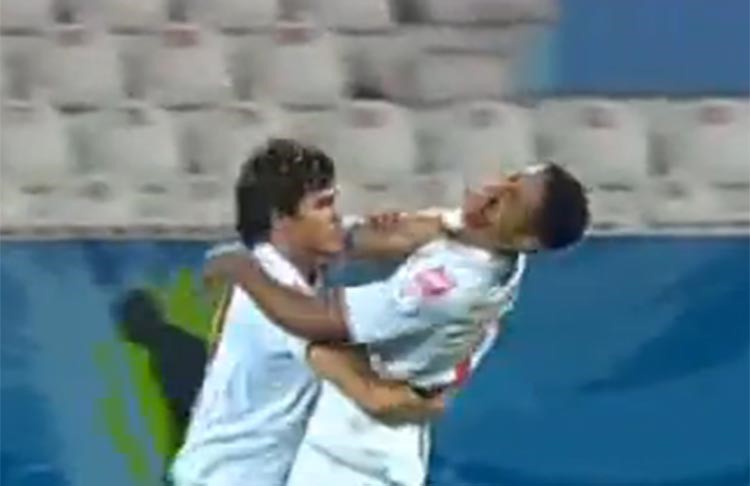 بالفيديو .. لاعب الكويت عصام جمعة يتجه لمدرجات السالمية بعصبية بعد تسجيله الهدف وزملاؤه يمنعونه
