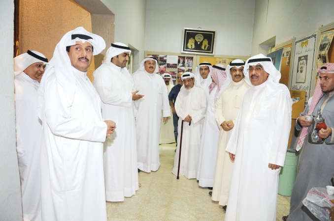الشيخ خليفة العلي والزميل عدنان الراشد ومحمد ثلاب وعدد من الحضور في المعرض﻿