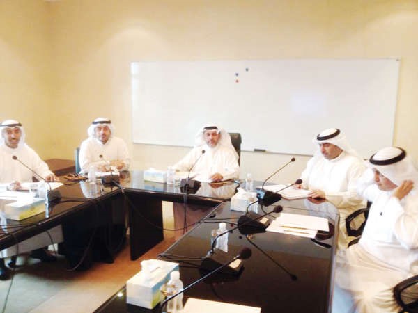 د حسن كمال خلال ترؤسه اجتماع لجنة العاصمة