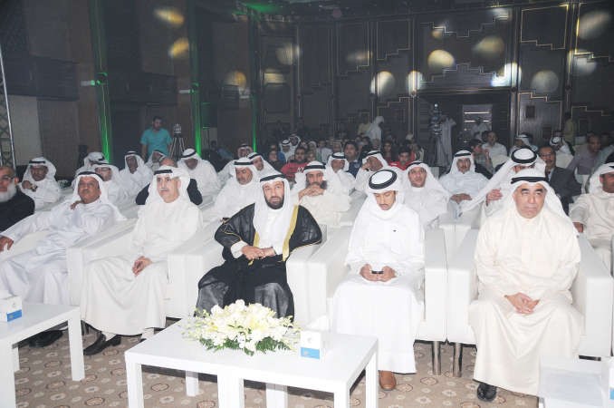 د علي العمير متقدما الحضور خلال الحفل﻿