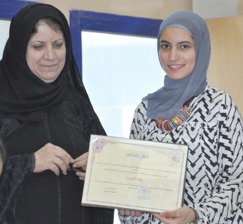 مديرة المدرسة والطالبة رزان العودة﻿