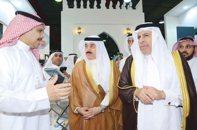 السفير الفايز الاول من اليمين في جناح المملكة العربية السعودية ﻿