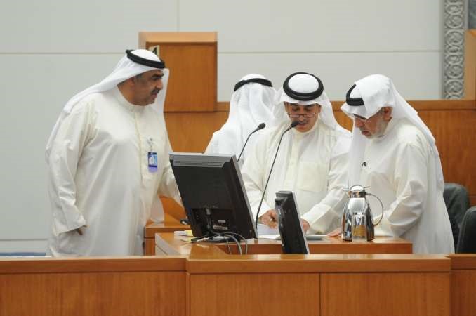عدنان عبدالصمد ومعادل الخرافي على المنصة