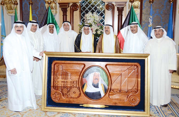 صاحب السمو الامير الشيخ صباح الاحمد خلال استقباله رئيس واعضاء مجلس ادارة بنك الكويت الصناعي ﻿