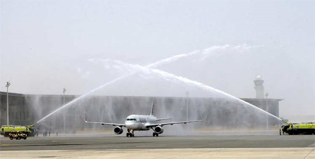 هبوط طائرة للخطوط الجوية القطرية كانت تنقل اربعة وزراء ومسؤولين في الطيران المدني في قطر وتم استقبال الرحلة برش المياه على الطائرة في علامة ترحيب