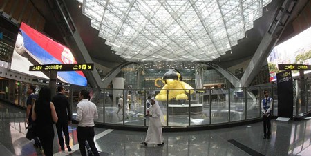 المطار يطمح الى ان يصبح واحدا من اكبر مطارات العالم في 2030 وتستثمر قطر اموالا طائلة في بناها التحتية لتفرض نفسها محطة دولية للنقل الدولي، مع تنظيم كاس العالم في كرة القدم في 2022