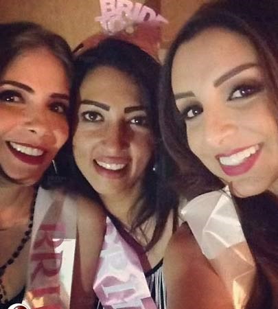 صور سيلفي: منى زكي بصحبة أنغام في زفاف صديقتها 