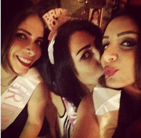صور سيلفي: منى زكي بصحبة أنغام في زفاف صديقتها 