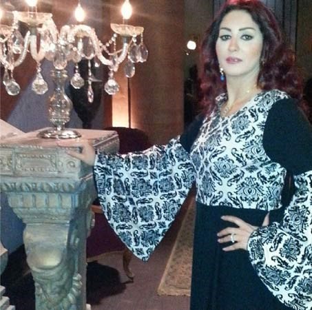 بالصور.. الجمهور يمنح وفاء عامر لقب «ملكة العباءة» 