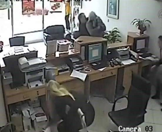 بالفيديو.. حارس مصرف يتصدى للص غبي وفاشل  