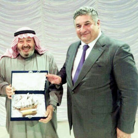 القناعي يقدم البوم الكويتي لوزير الشباب الاذربيجاني