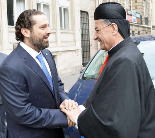 البطريرك الراعي مصافحا رئيس الحكومة السابق سعد الحريري خلال لقائهما في باريس محمود الطويل