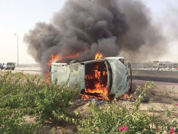  المركبة بعد الانقلاب وتبدو النيران تلتهمها 