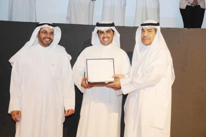 فوزي المجدلي مكرما احد المشاركين في البرنامج