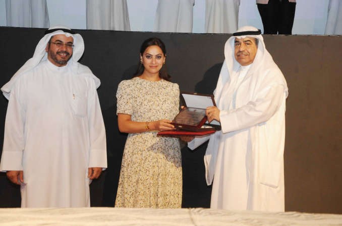 مشاركة تتسلم شهادتها