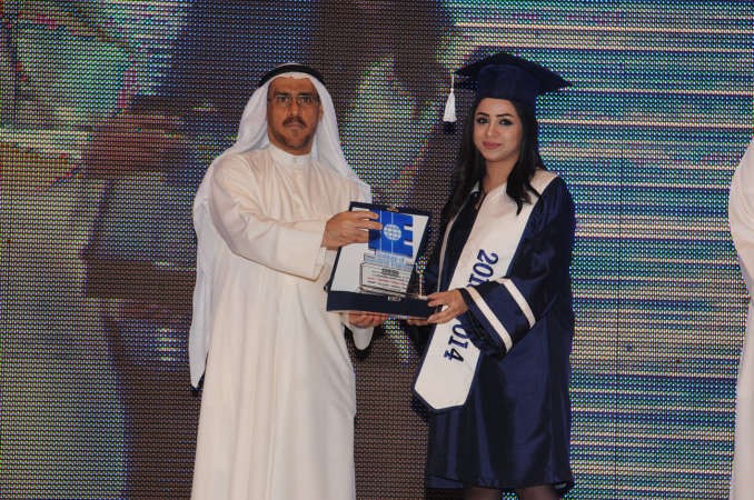 د حسين الخياط يكرم احدى الطالبات﻿