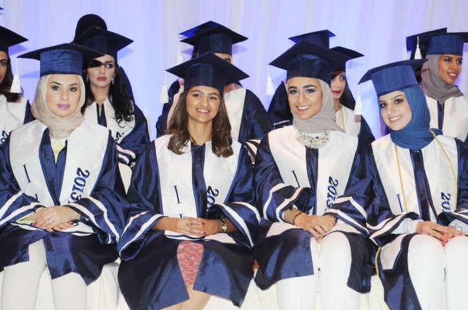 مجموعة من الطالبات المكرمات﻿