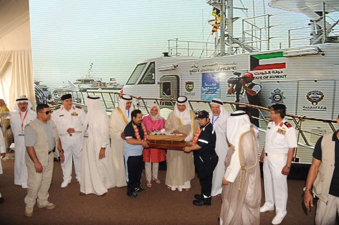هدية تذكارية لسمو رئيس الوزراء الشيخ جابر المبارك فريال حماد