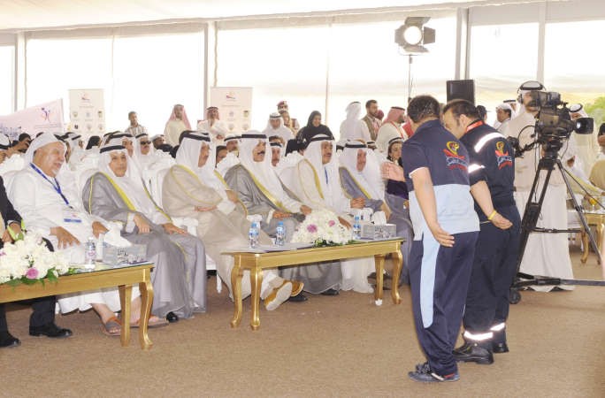 مشاركان في الرحلة يؤديان فقرة امام سمو رئيس الوزراء والحضور 