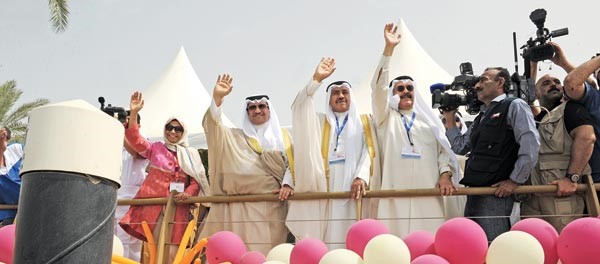 سمو رئيس الوزراء الشيخ جابر المبارك وفيصل الحجي ويوسف الجاسم ورحاب بورسلي يلوحون مودعين رحلة الامل فريال حماد
