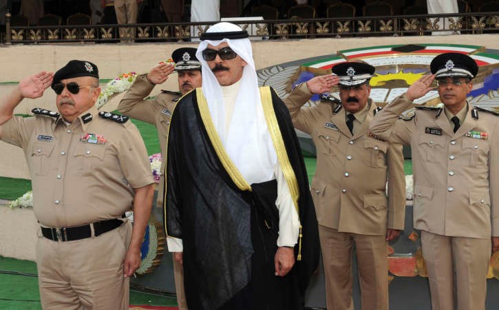 نائب رئيس مجلس الوزراء ووزير الداخلية الشيخ محمد الخالد والفريق سليمان الفهد خلال استعراض طابور الخريجين