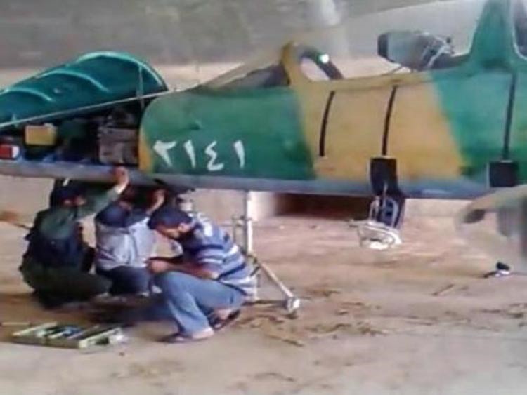 بالفيديو والصور.. المعارضة تسيطر على طائرات للأسد