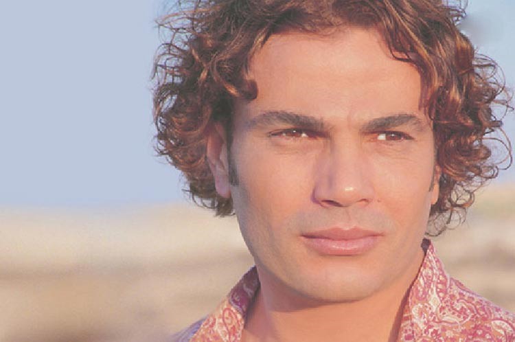 بالصور.. كيف تغير عمرو دياب عبر السنوات 