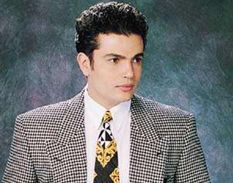 بالصور.. كيف تغير عمرو دياب عبر السنوات 