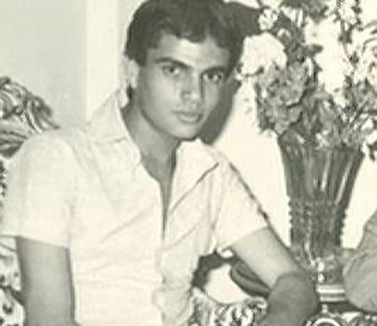 بالصور.. كيف تغير عمرو دياب عبر السنوات 