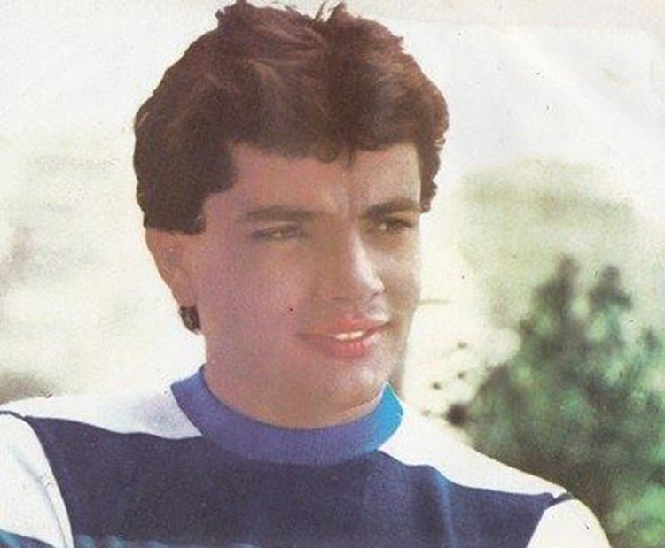 بالصور.. كيف تغير عمرو دياب عبر السنوات 