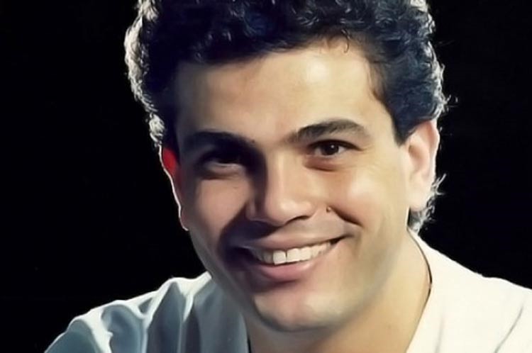 بالصور.. كيف تغير عمرو دياب عبر السنوات 
