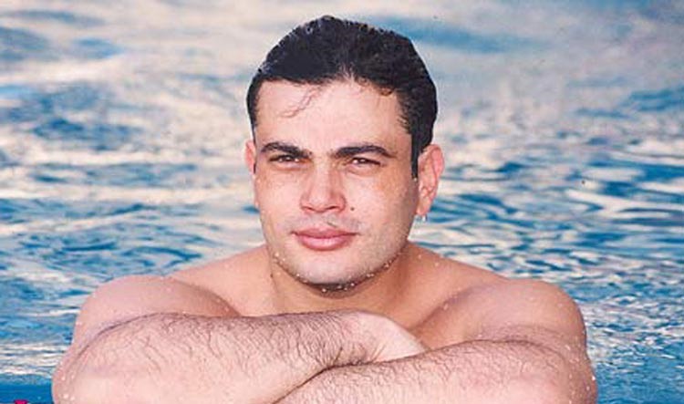 بالصور.. كيف تغير عمرو دياب عبر السنوات 
