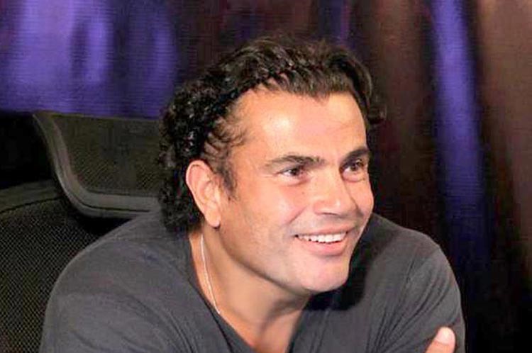 بالصور.. كيف تغير عمرو دياب عبر السنوات 