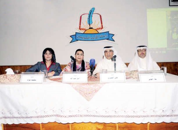 الاعلامية امل عبدالله تتوسط دسكينة مراد ودعلي العنزي وصاحب الرواية علاء الجابر