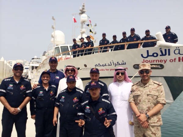 السفير الشيخ عزام الصباح واركان السفارة خلال استقبالهم قارب رحلة الامل