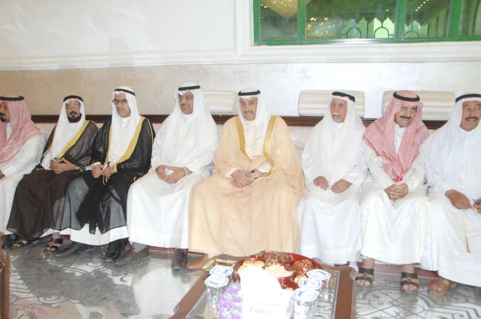 نائب رئيس مجلس الامة مبارك الخرينج والشيخ فيصل الحمود ووجوهاء الدائرة الرابعة في ديوان الخرينج ﻿